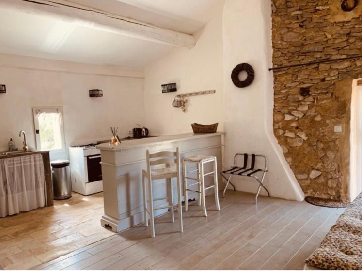 Le Vieux Portail Bed and Breakfast Saint-Saturnin-d'Apt Exteriör bild