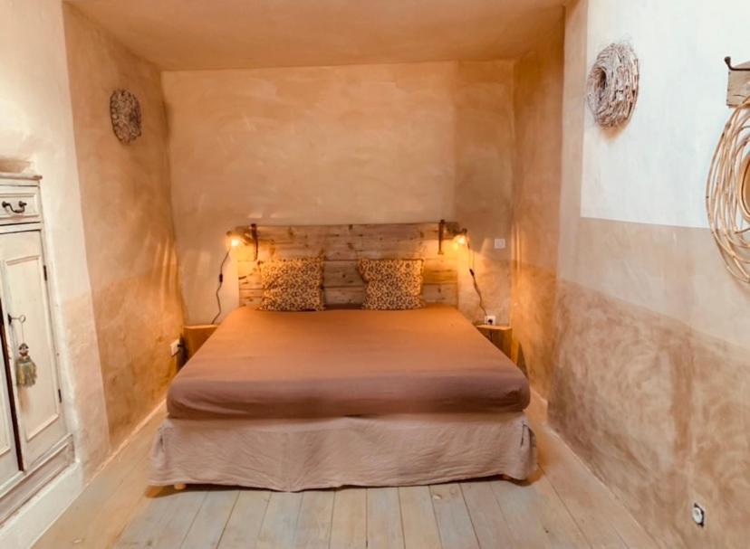 Le Vieux Portail Bed and Breakfast Saint-Saturnin-d'Apt Exteriör bild