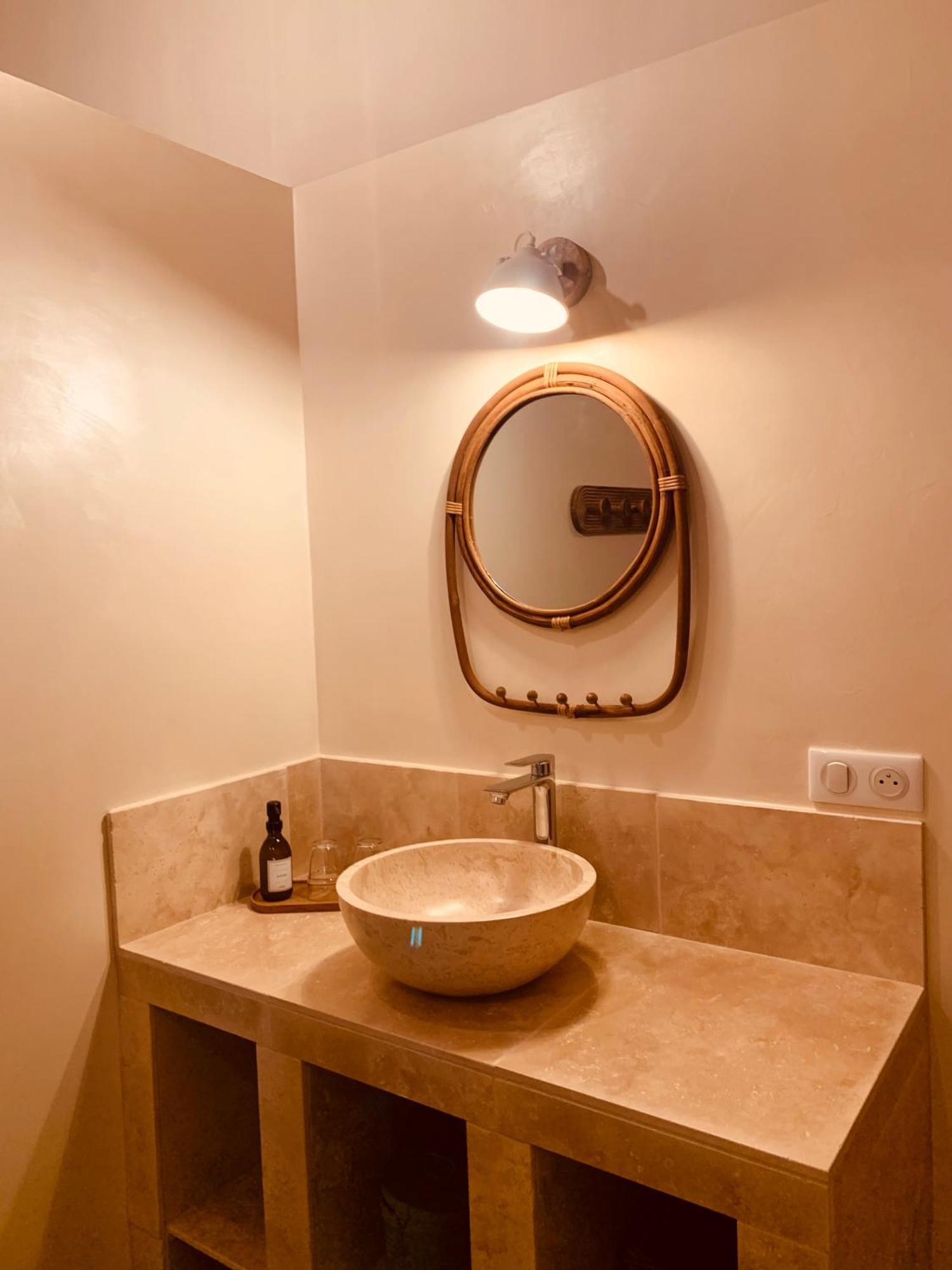 Le Vieux Portail Bed and Breakfast Saint-Saturnin-d'Apt Exteriör bild